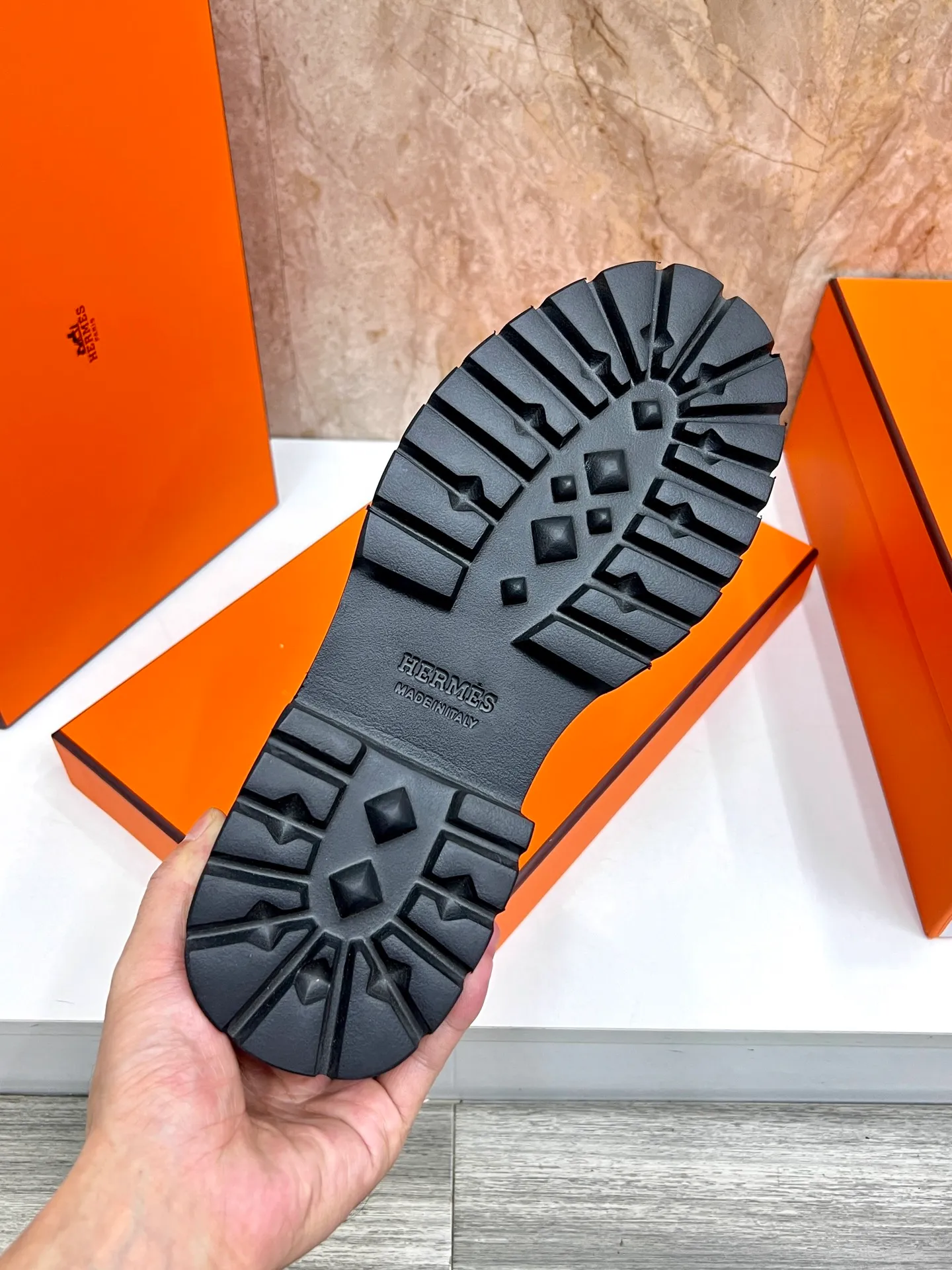 Original order quality P840 Brand: Hermès Standard code: Men's code: 39.40.41.42.43.44. (38.45 custom-made Grade: Same as the official website Original order quality Material: Original cowhide Original breathable cowhide lining Original outsole Style category: Men's fashionable casual leather shoes Color: Actual picture